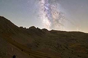 Photo prise de nuit en motagne de la voie lactée