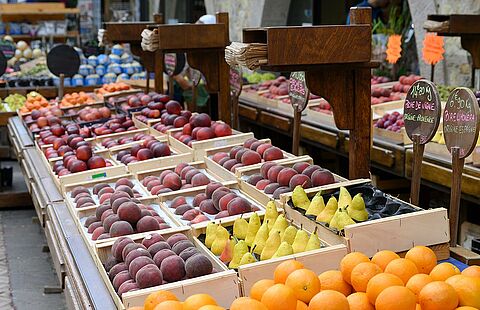 Photo vue de haut de légumes et de fruits sur un stand