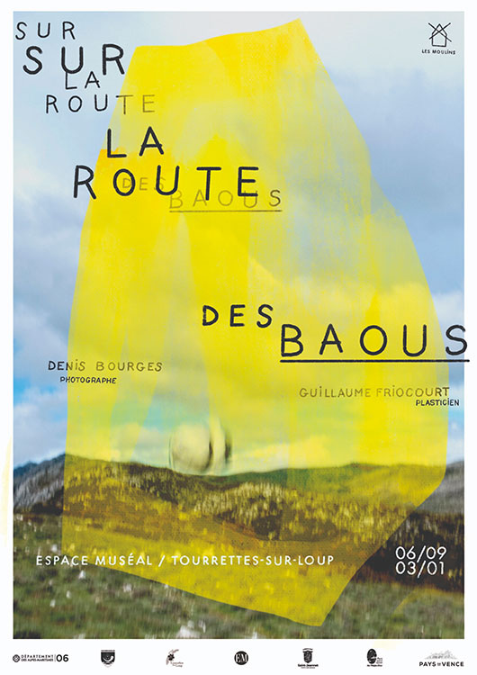 Affiche "Sur la route des Baous" en fond, flouté, un décor de montagne